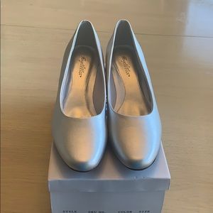 New in the box! Carol Angel Flex Heels